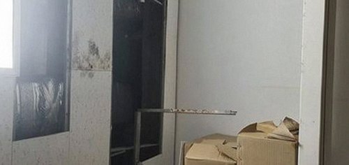 삼각산동 하수구막힘 세면대 아래 트랩과 연결 배관의 누수 여부를 살펴보는 장면